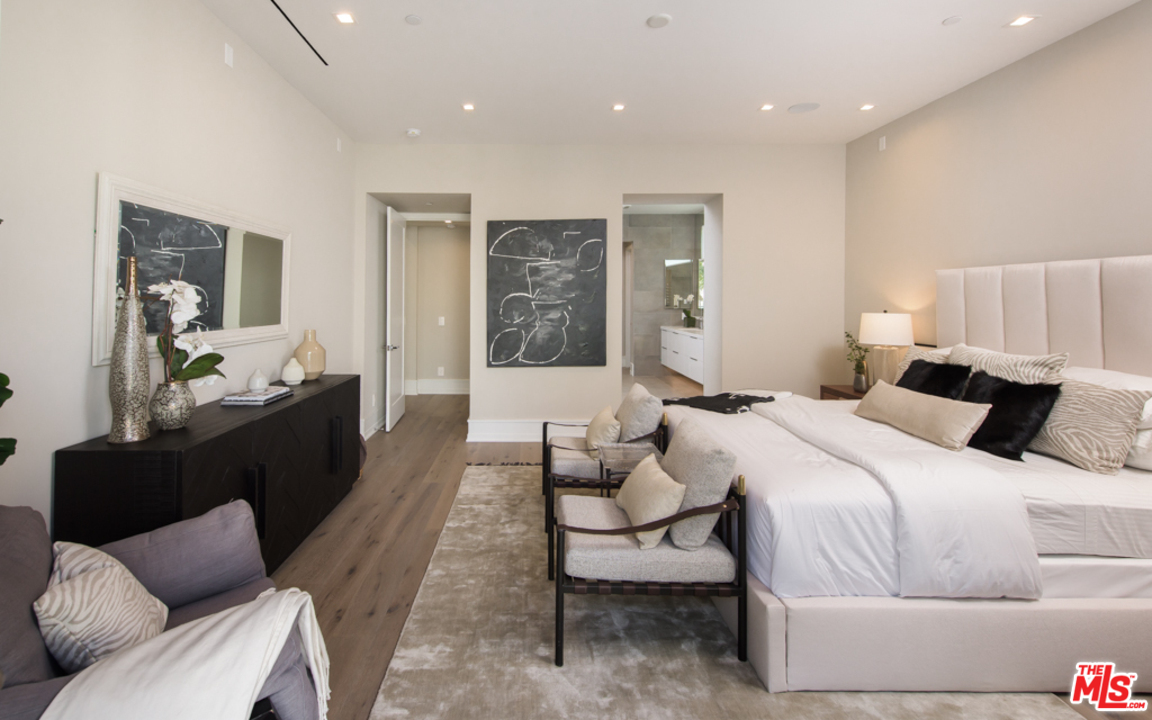 5918 Firefly Place Playa Vista, CA 90094 - Photo 19 of 34 a bedroom with a bed and a couch