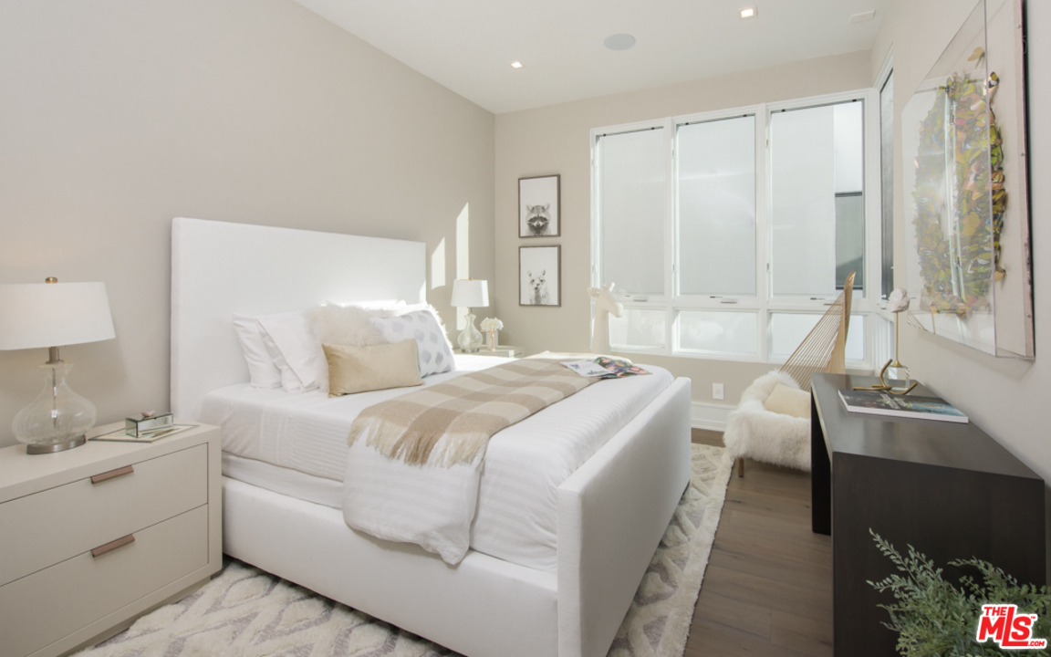 5918 Firefly Place Playa Vista, CA 90094 - Photo 25 of 34 a bedroom with a bed and a lamp