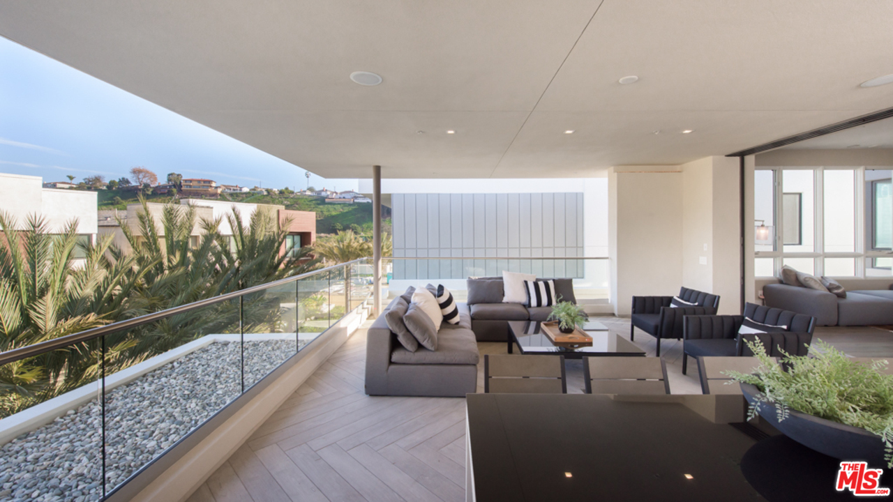 5918 Firefly Place Playa Vista, CA 90094 - Photo 33 of 34 a living room with furniture