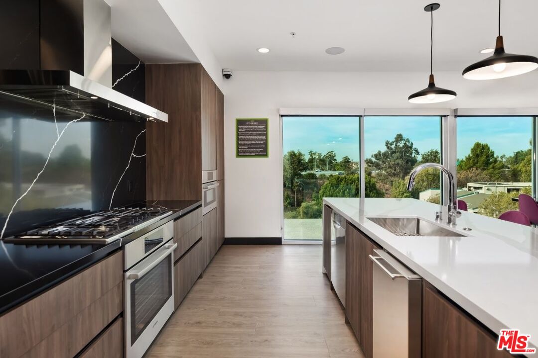 11036 Moorpark Street, Unit PH02 Los Angeles, CA 91602 - Photo 17 of 22