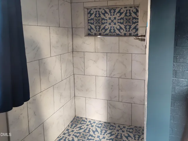 a view of a yard with a house