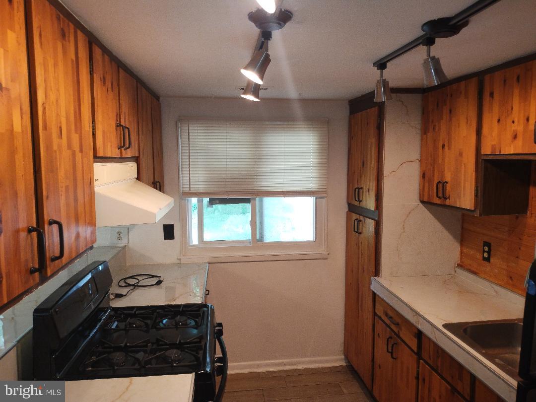2841 Aquarius Avenue Silver Spring, MD 20906 - Photo 10 of 57 a kitchen with a sink stove and microwave