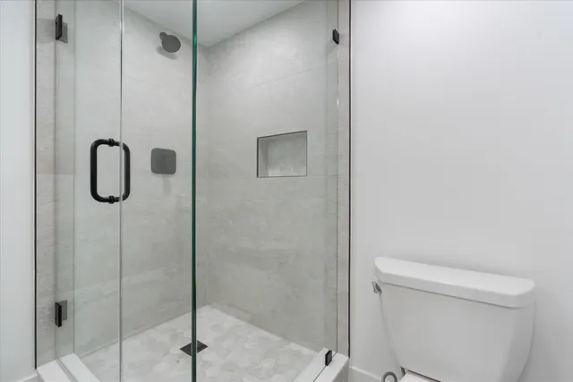 a view of a big room with closet and windows