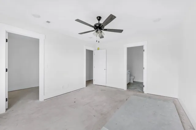a view of a livingroom with a ceiling fan