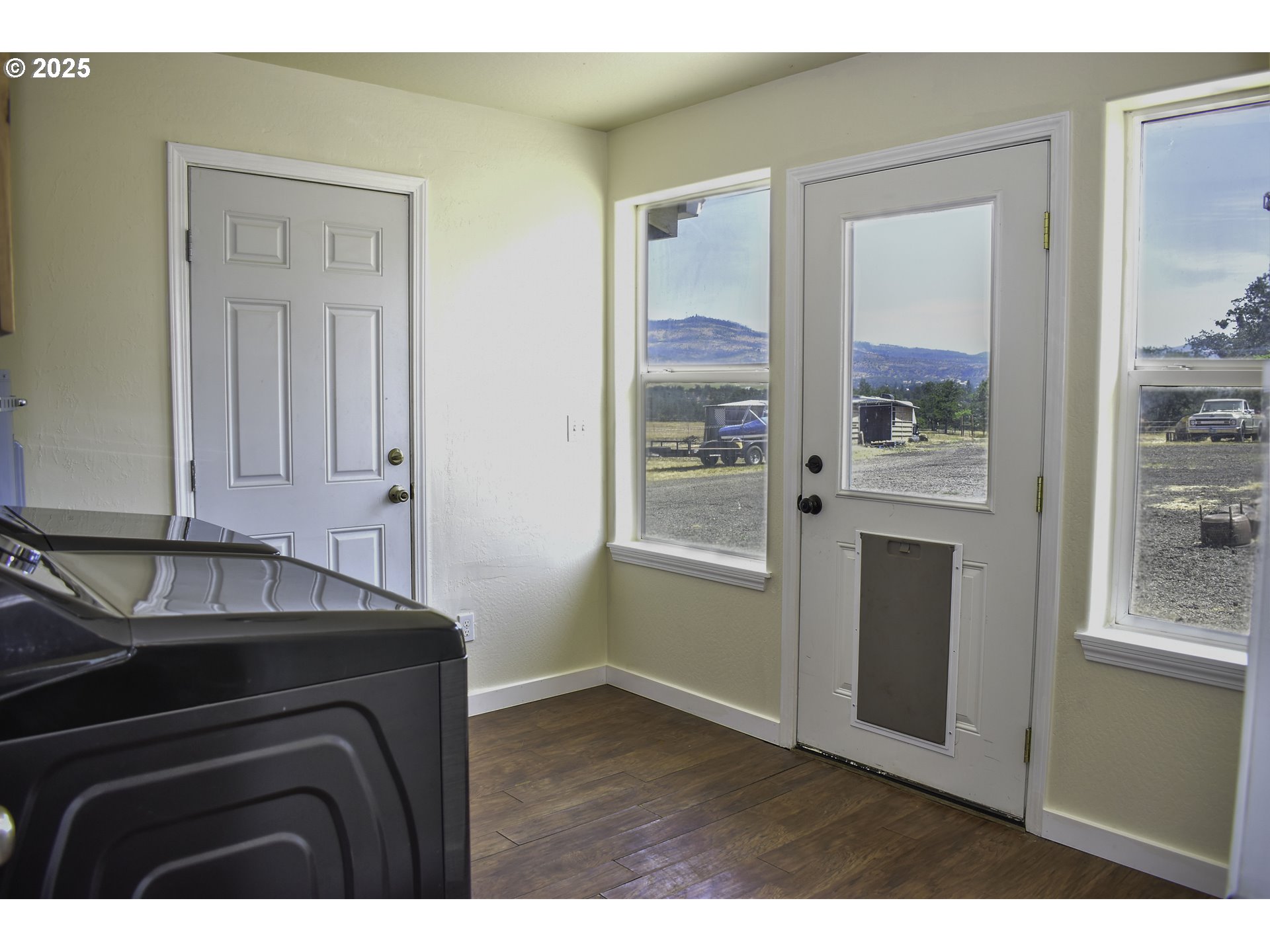 304 Ayres Road Eagle Point, OR 97524 - Photo 4 of 23