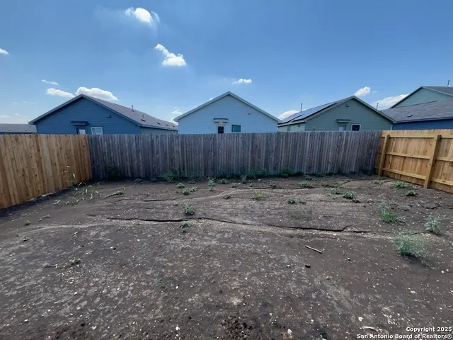 a view of a backyard