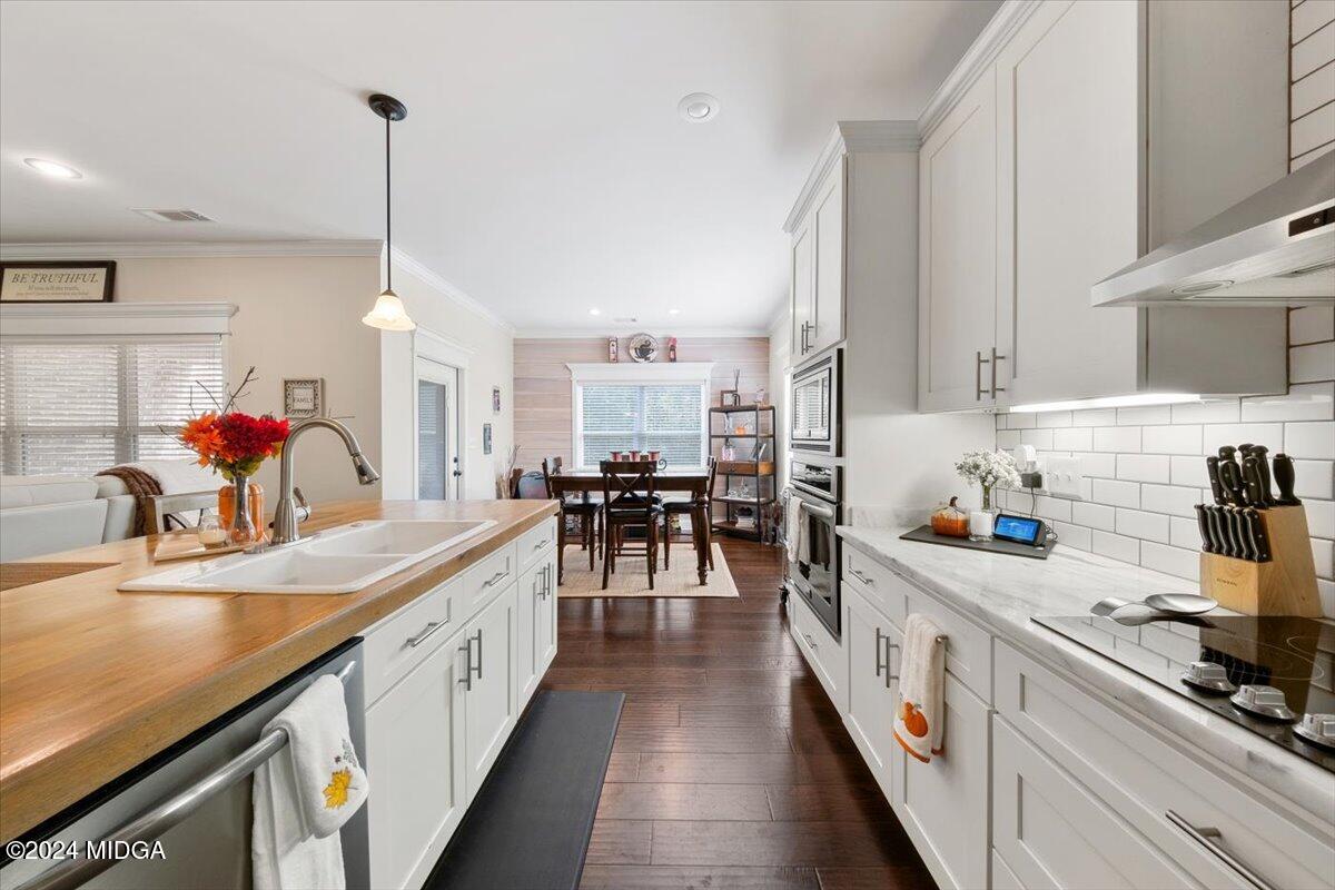 155 Carters Way Forsyth, GA 31029 - Photo 8 of 28 a kitchen with counter top space and appliances
