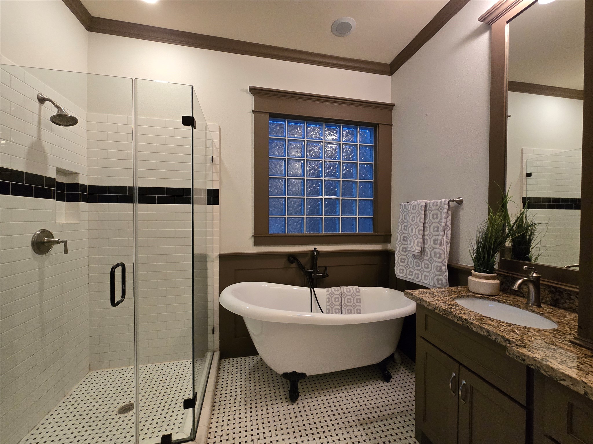 855 Mathis Street Houston, TX 77009 - Photo 16 of 28 Main Bathroom