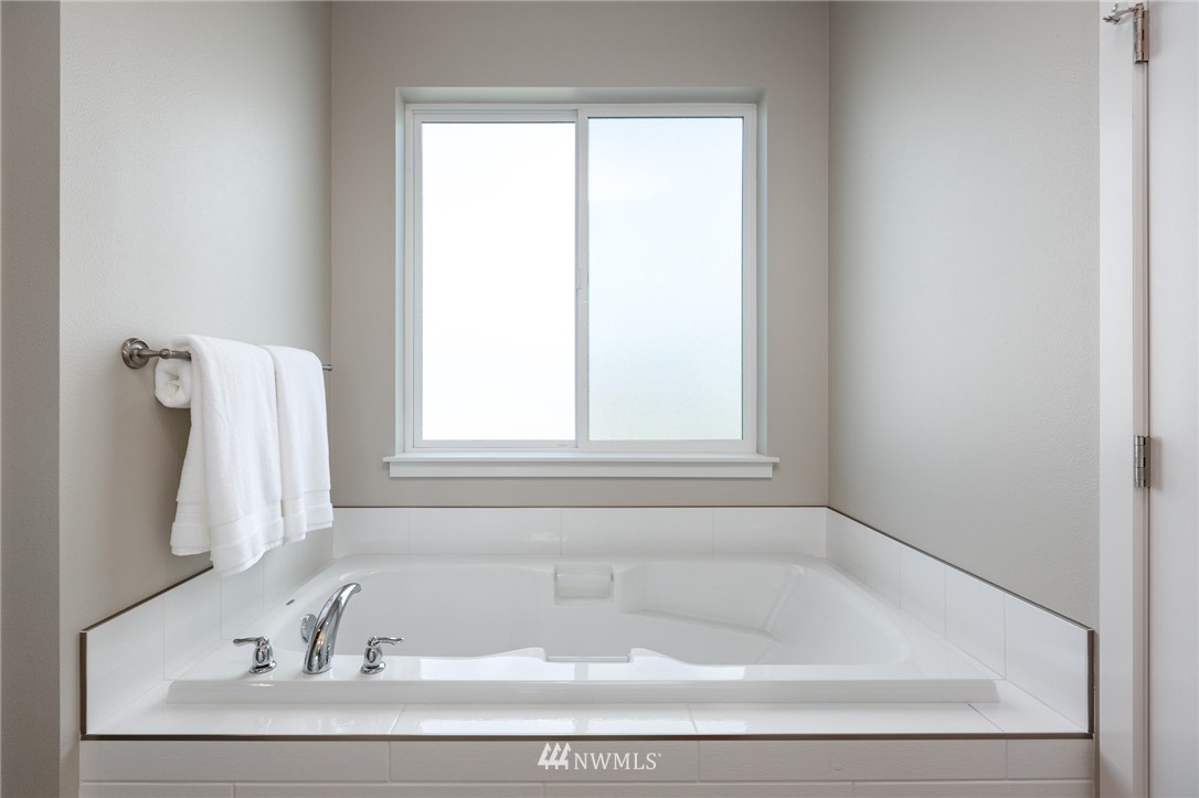 11 Lillian Ridge Court Sequim, WA 98382 - Photo 14 of 30 a bathroom with a bathtub