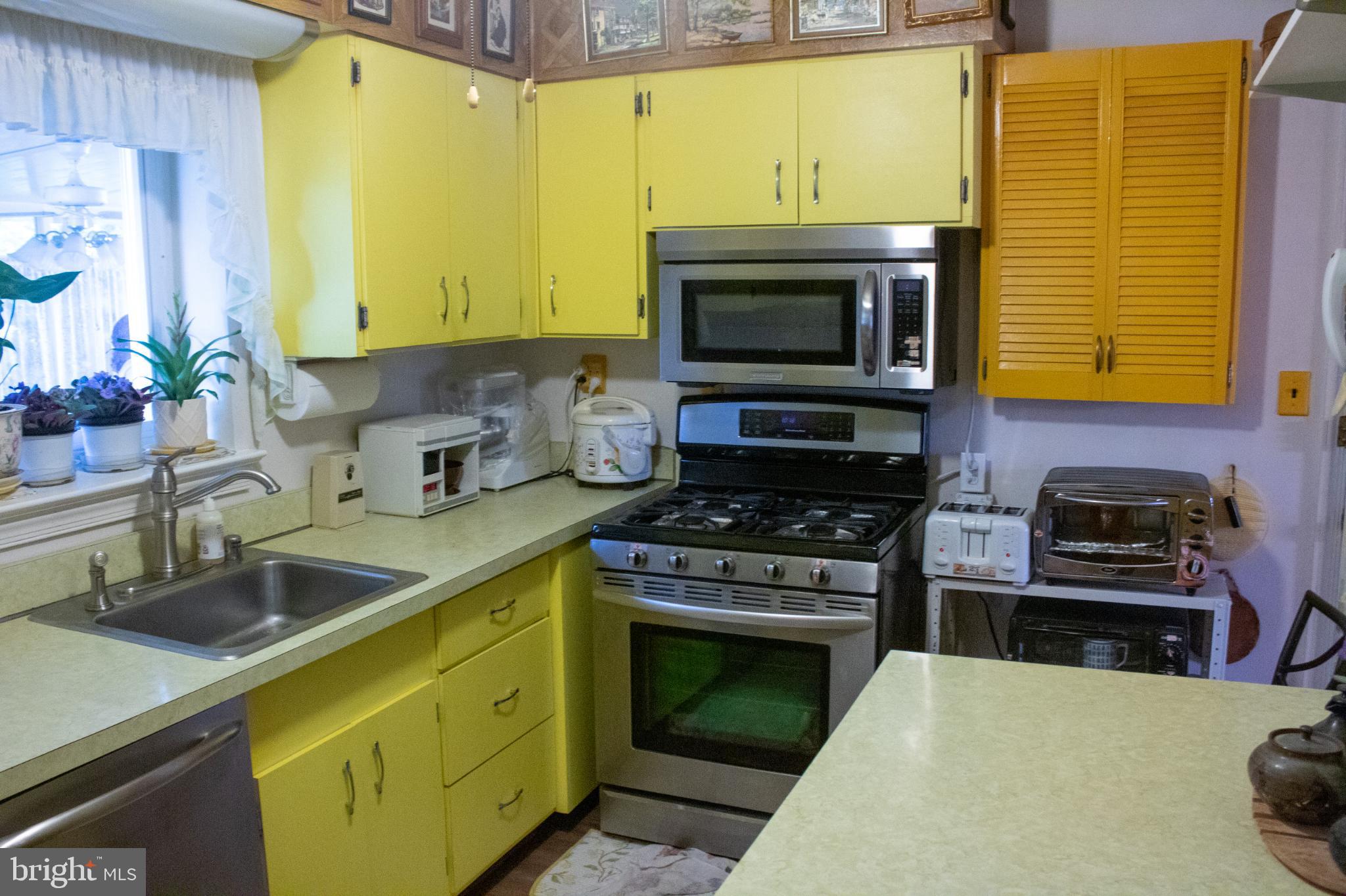 526 South Carlin Springs Road Arlington, VA 22204 - Photo 11 of 33 a kitchen with a stove and a sink