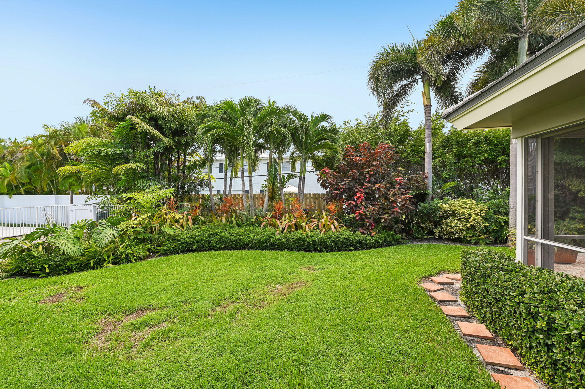 660 Forsyth Street, Unit 7 Boca Raton, FL 33487 - Photo 24 of 27 a view of a garden with a building in the background