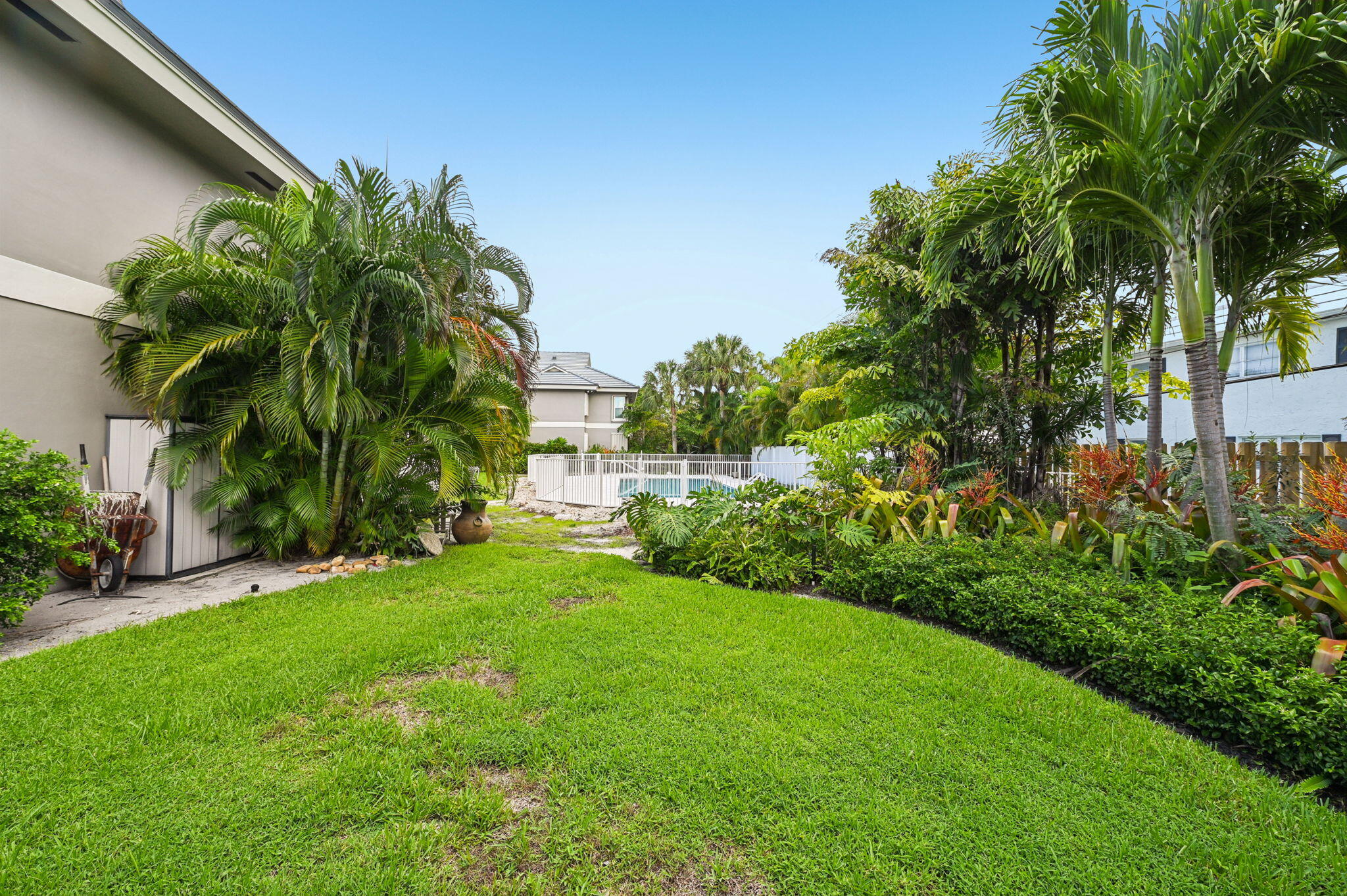 660 Forsyth Street, Unit 7 Boca Raton, FL 33487 - Photo 25 of 27 a view of a yard with a palm tree