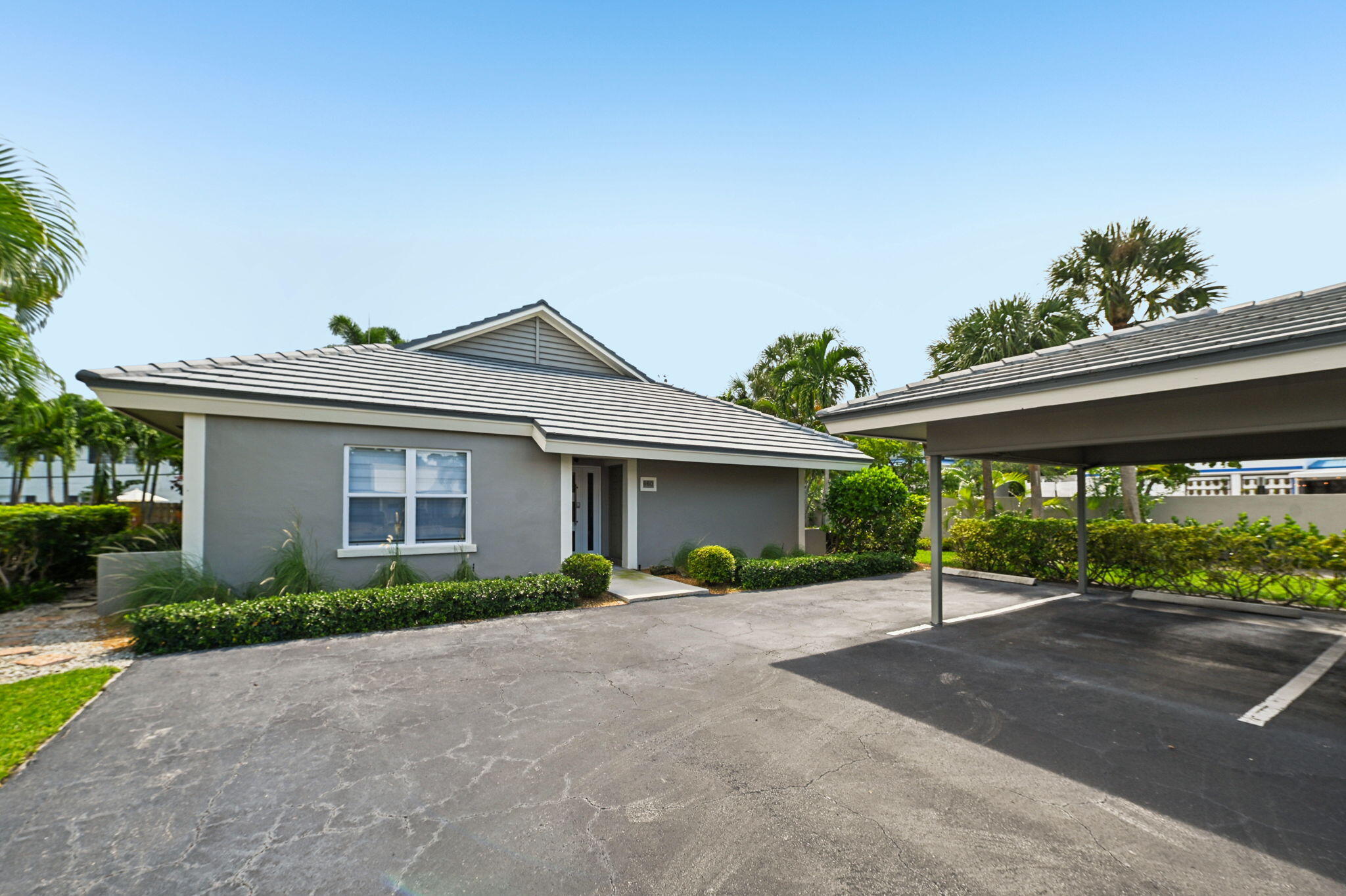 660 Forsyth Street, Unit 7 Boca Raton, FL 33487 - Photo 3 of 27 a view of a house with a street