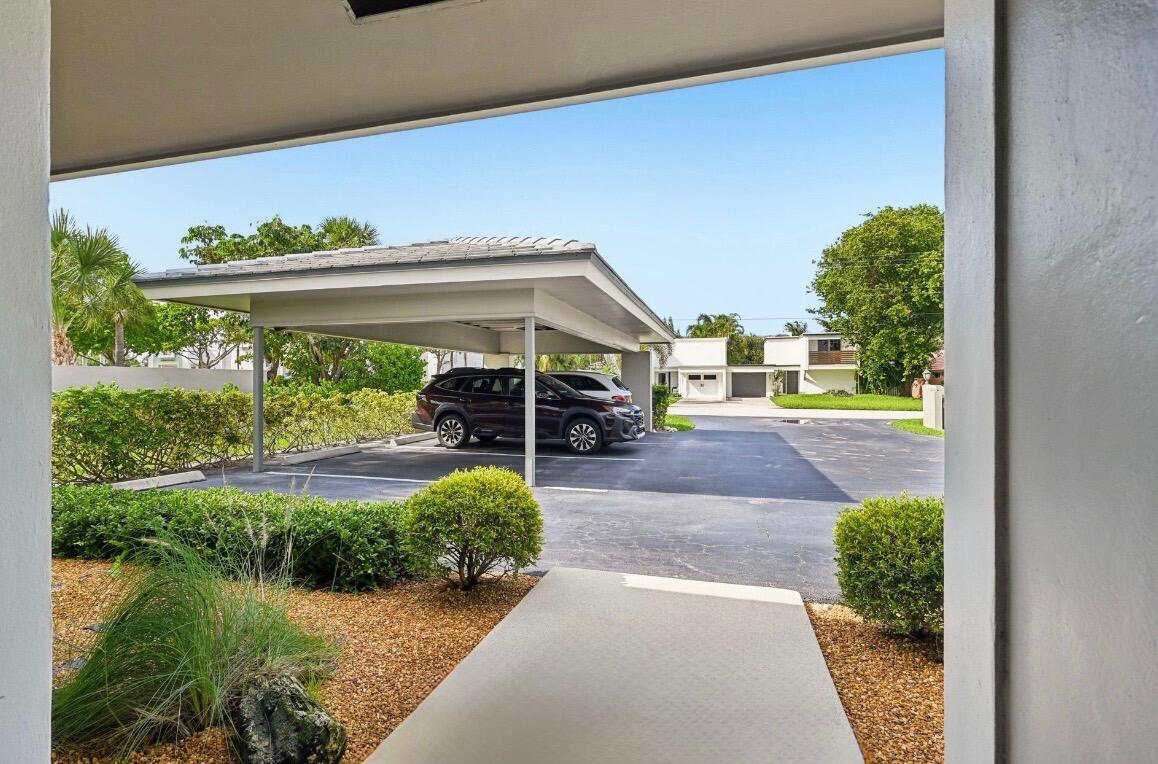 660 Forsyth Street, Unit 7 Boca Raton, FL 33487 - Photo 4 of 27 a front view of a house with garden