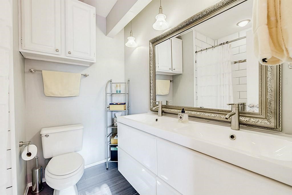 930 Rutland Street Houston, TX 77008 - Photo 17 of 23 Primary bathroom.