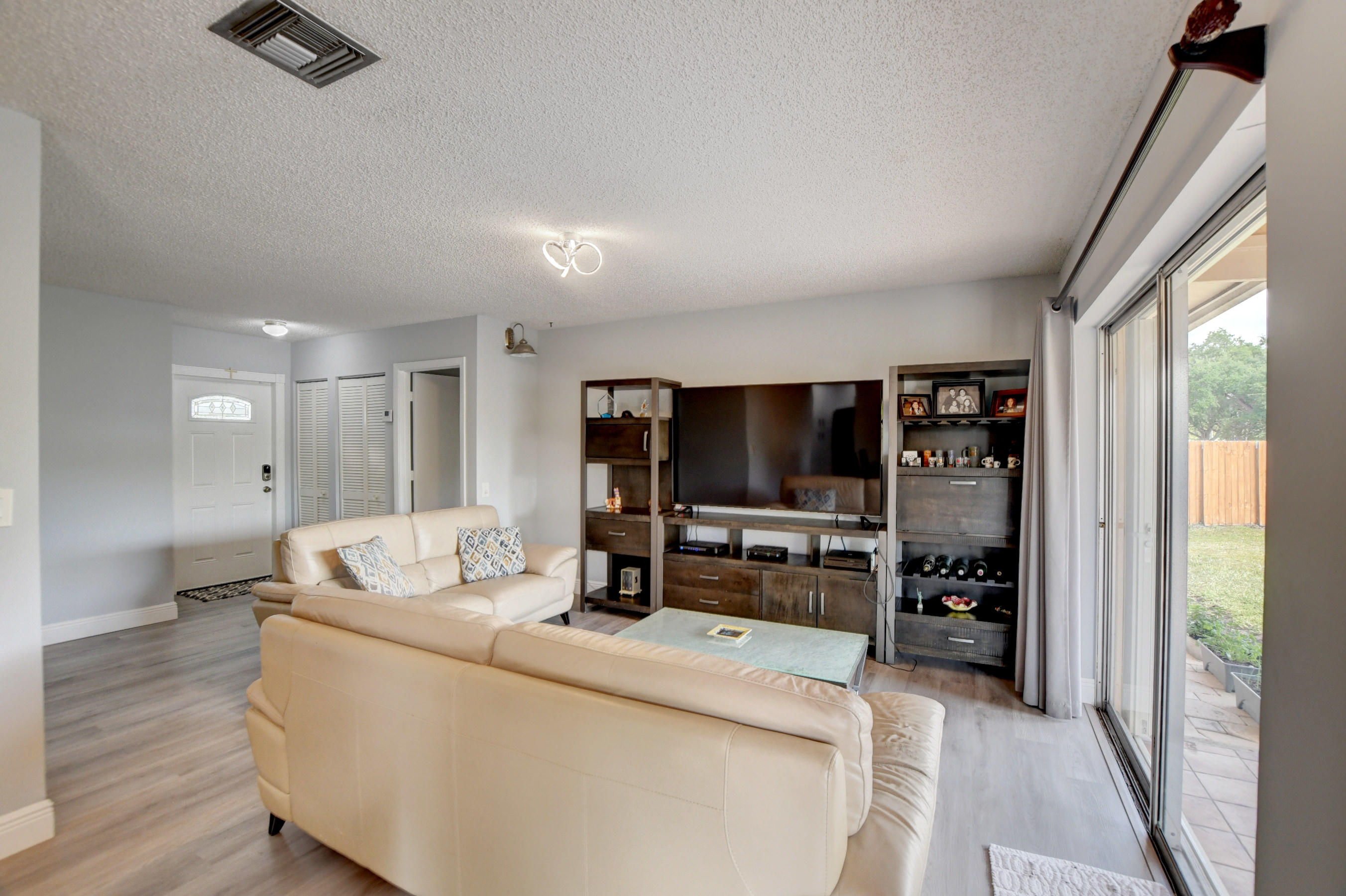 10092 Windtree Lane Boca Raton, FL 33428 - Photo 5 of 47 07_ebf_3588and4more