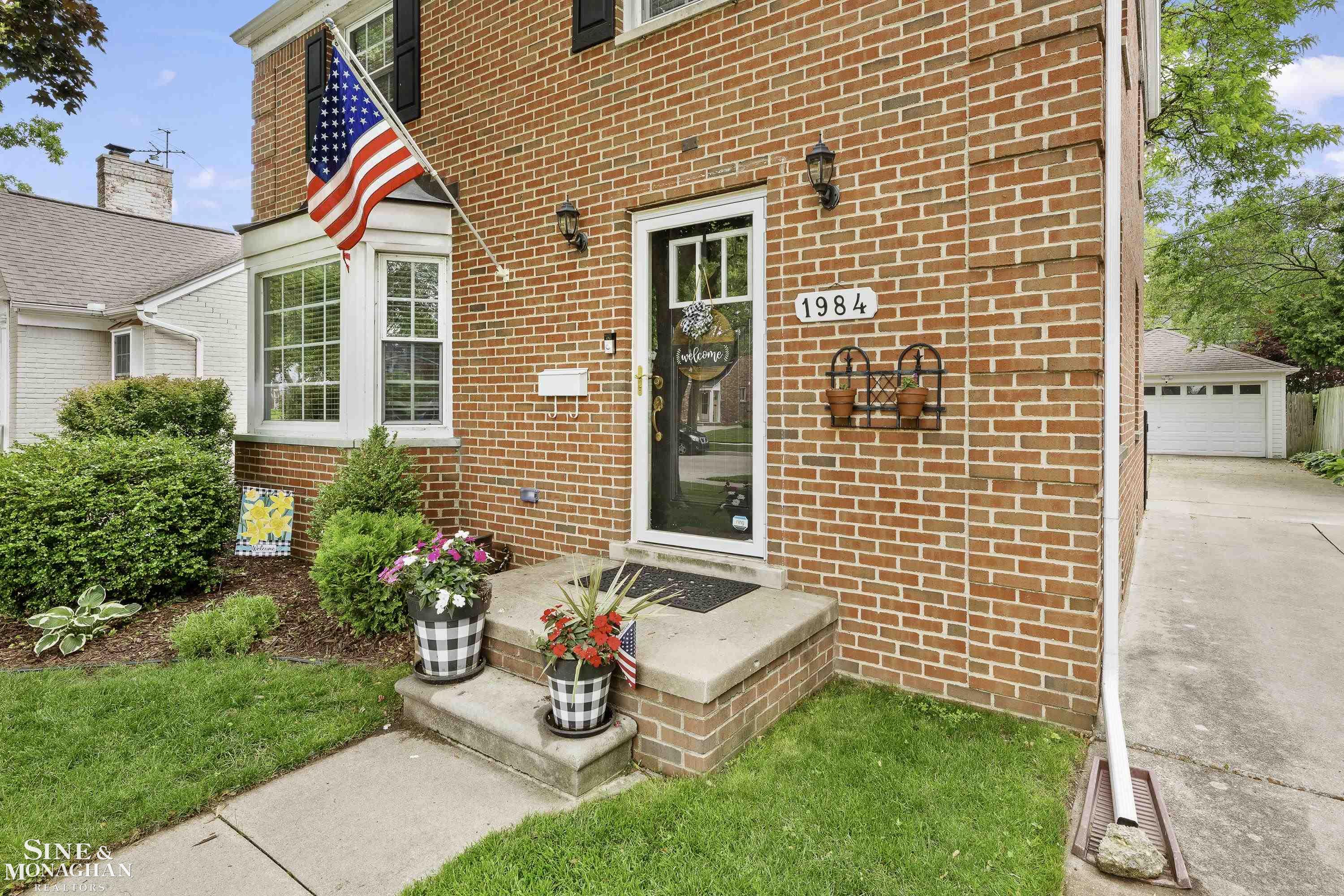 1984 Lancaster Street Grosse Pointe Woods, MI 48236 - Photo 2 of 33
