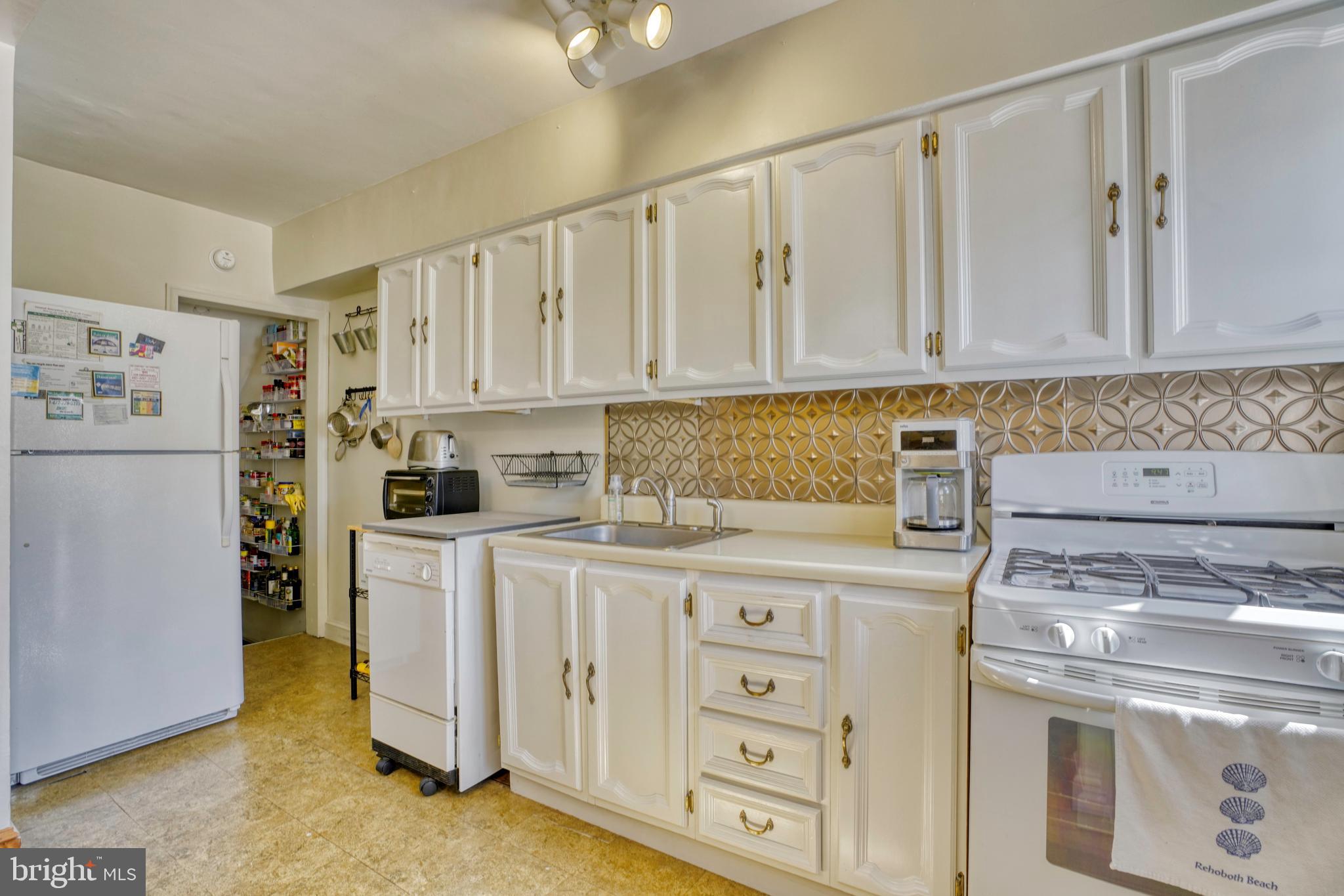 8349 Edgedale Road Baltimore, MD 21234 - Photo 5 of 32