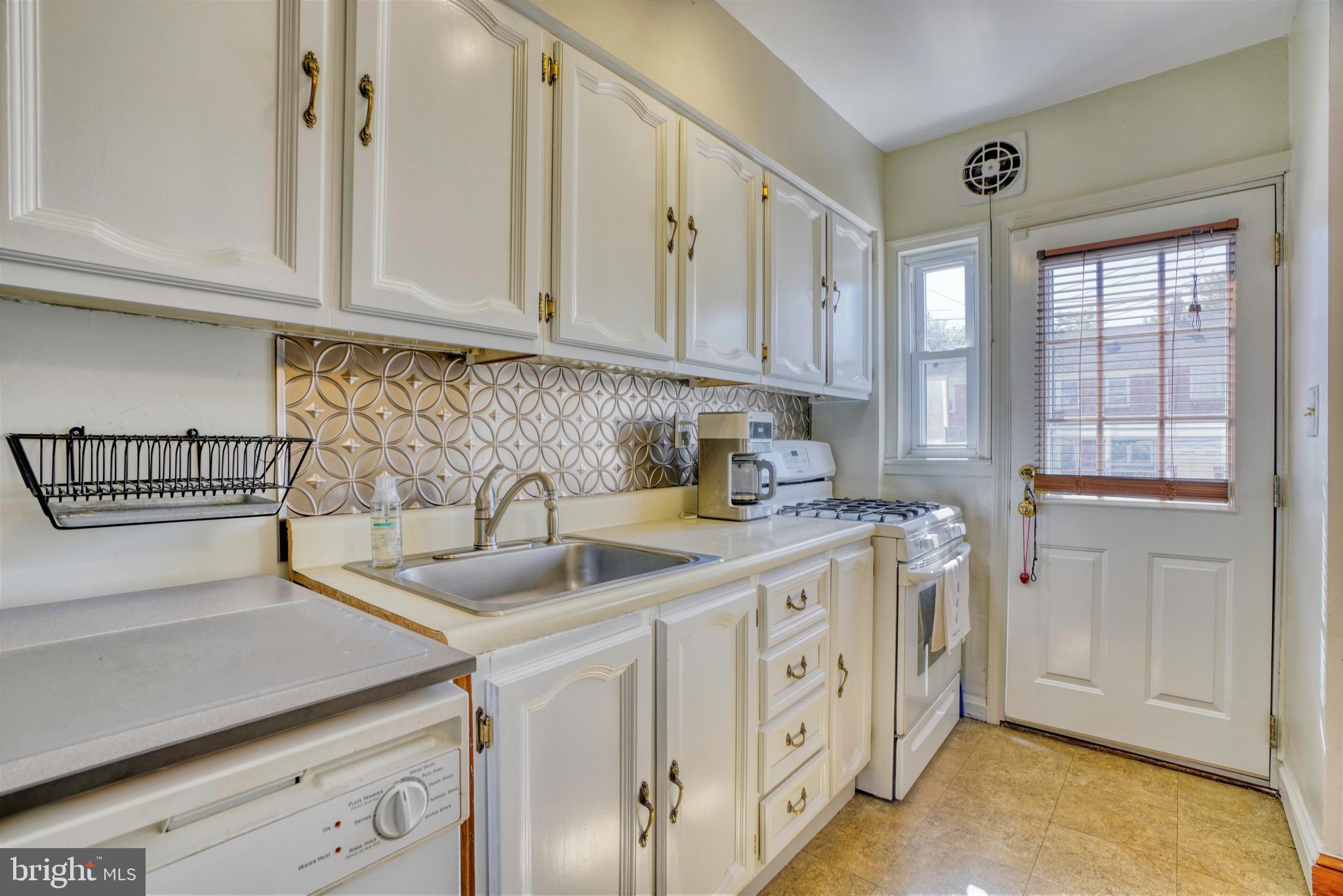 8349 Edgedale Road Baltimore, MD 21234 - Photo 6 of 32