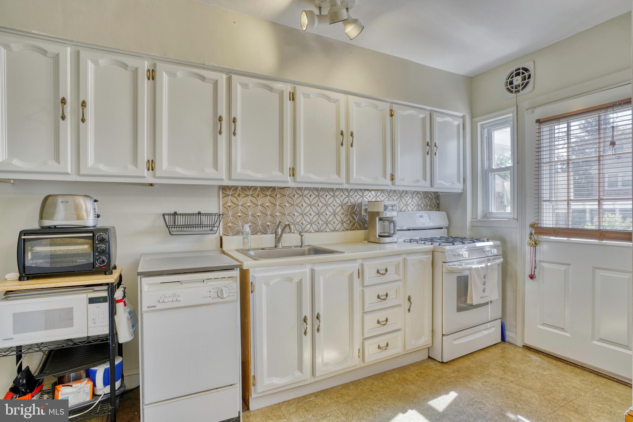 8349 Edgedale Road Baltimore, MD 21234 - Photo 9 of 32