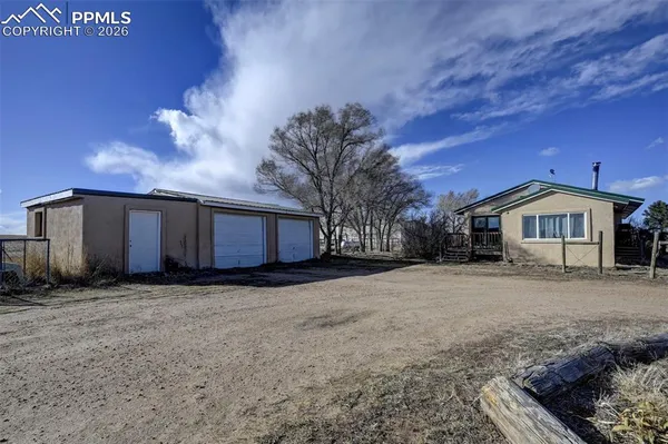 a view of a dry yard