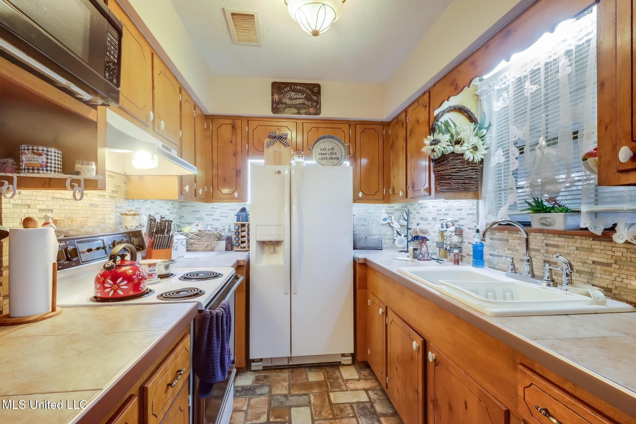 123 Carl Taylor Road Wiggins, MS 39577 - Photo 8 of 17 Kitchen