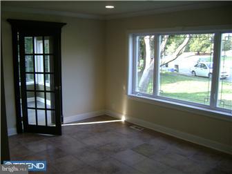723 Dunmore Road Philadelphia, PA 19115 - Photo 4 of 12 Living Room