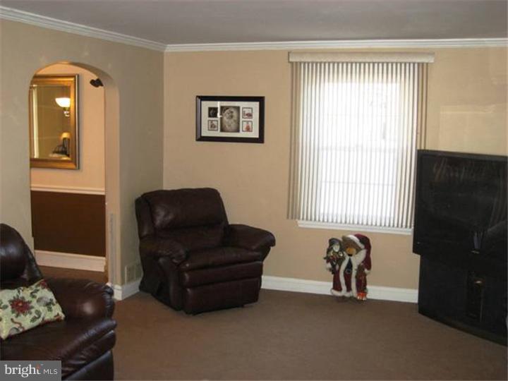 638 West Springfield Road Springfield, PA 19064 - Photo 3 of 25 Living Room