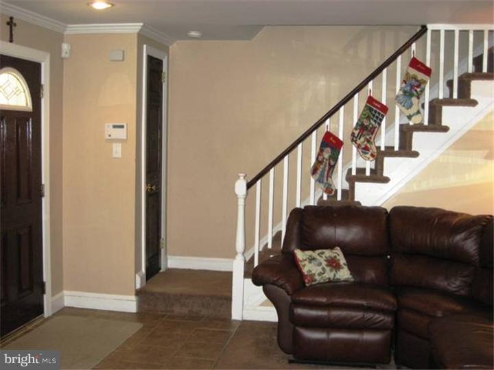 638 West Springfield Road Springfield, PA 19064 - Photo 4 of 25 Living Room