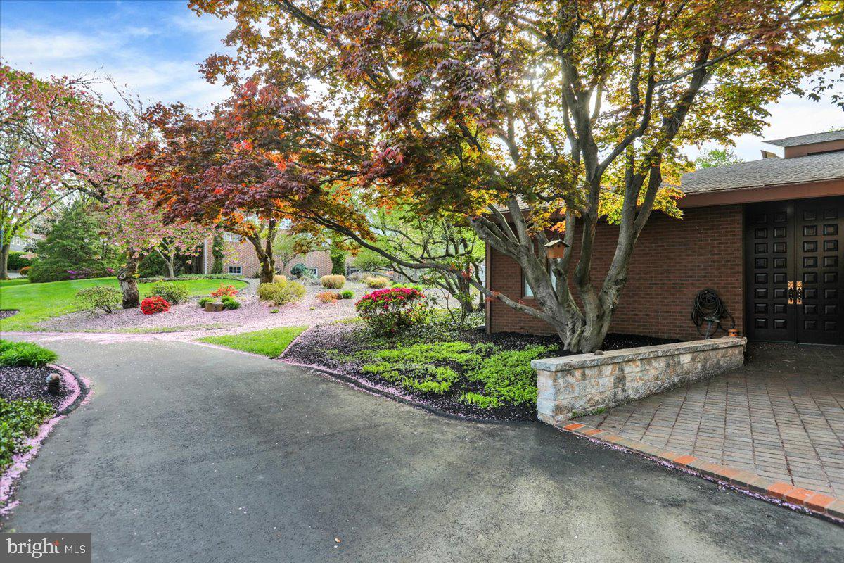 1617 Meadowlark Road Wyomissing, PA 19610 - Photo 5 of 36 Front walkway