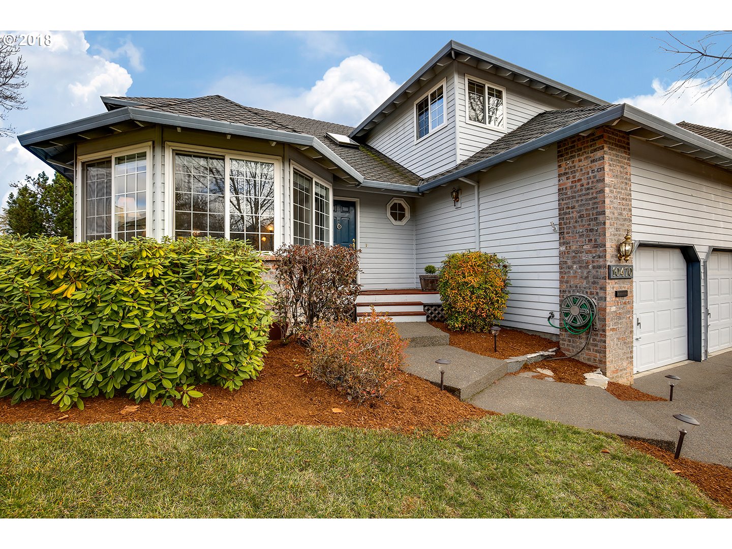 10470 Southwest 135th Avenue Beaverton, OR 97008 - Photo 2 of 32 a front view of a house with garden