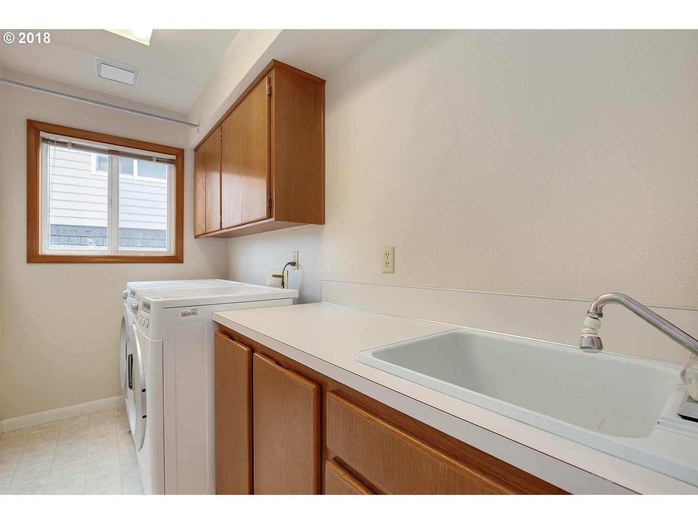 10470 Southwest 135th Avenue Beaverton, OR 97008 - Photo 29 of 32 a bathroom with a sink and a bathtub