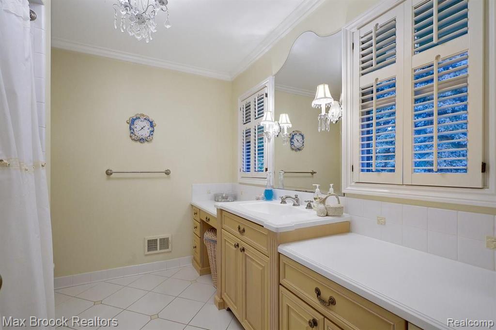 645 Lone Pine Road Bloomfield Hills, MI 48304 - Photo 22 of 34