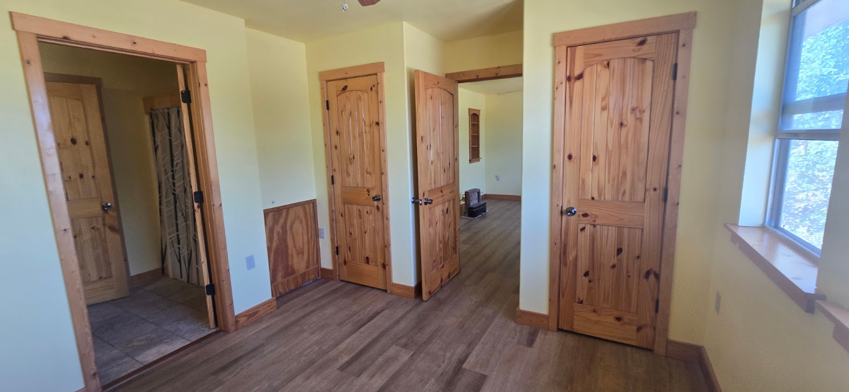 201 930 Par Taylor, TX 76574 - Photo 12 of 27 a view of a bathroom from a hallway