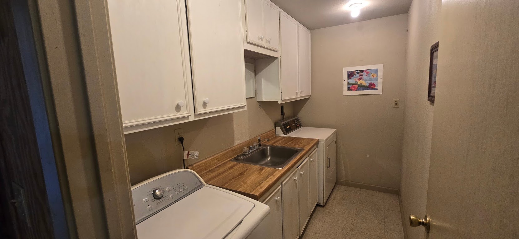 201 930 Par Taylor, TX 76574 - Photo 22 of 27 a bathroom with a sink toilet and mirror