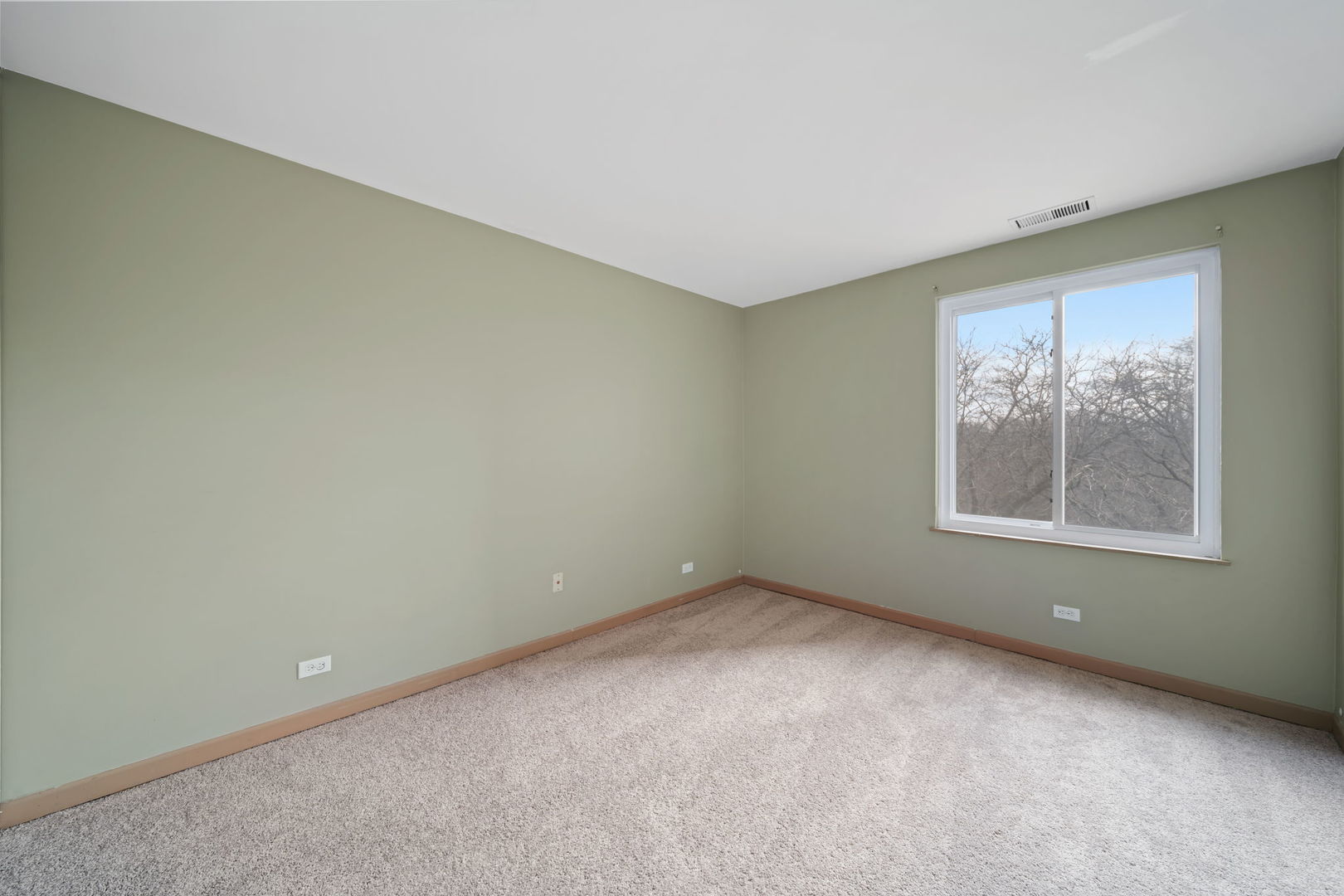 425 Walnut Creek Road, Unit 1401 Lisle, IL 60532 - Photo 11 of 19 an empty room with windows
