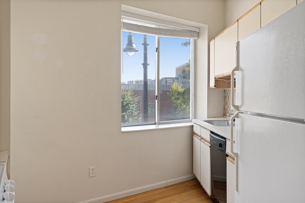 414 Commercial Street, Unit 2 Boston, MA 02109 - Photo 4 of 13