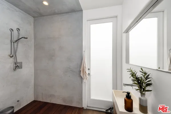 $6,350 | 705 Sunset Avenue, Unit 1/4, Venice, CA 90291