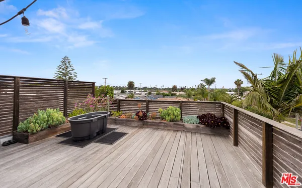 $6,350 | 705 Sunset Avenue, Unit 1/4, Venice, CA 90291