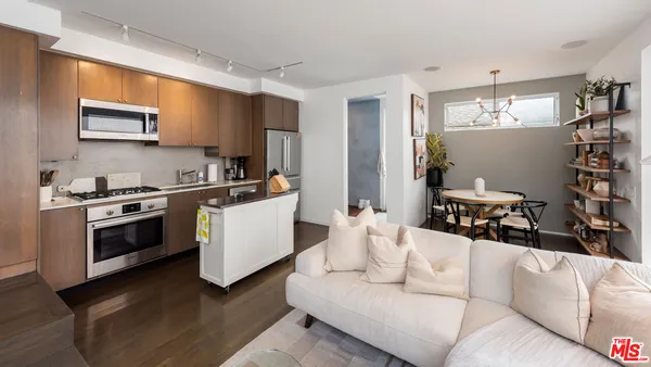 $6,350 | 705 Sunset Avenue, Unit 1/4, Venice, CA 90291