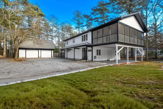 a view of a house with a yard