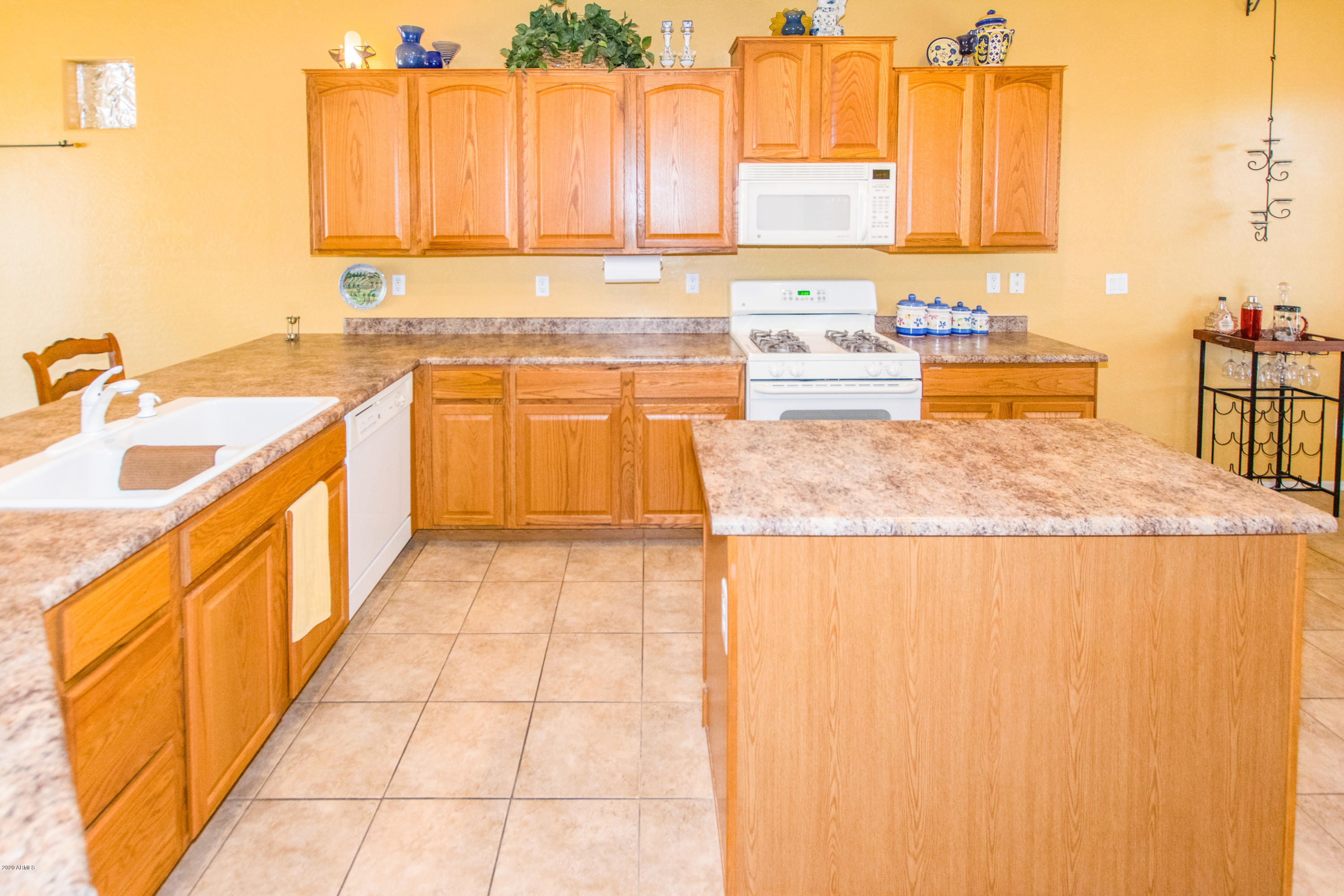 42576 Abbey Road Maricopa, AZ 85138 - Photo 5 of 24 05 Kitchen
