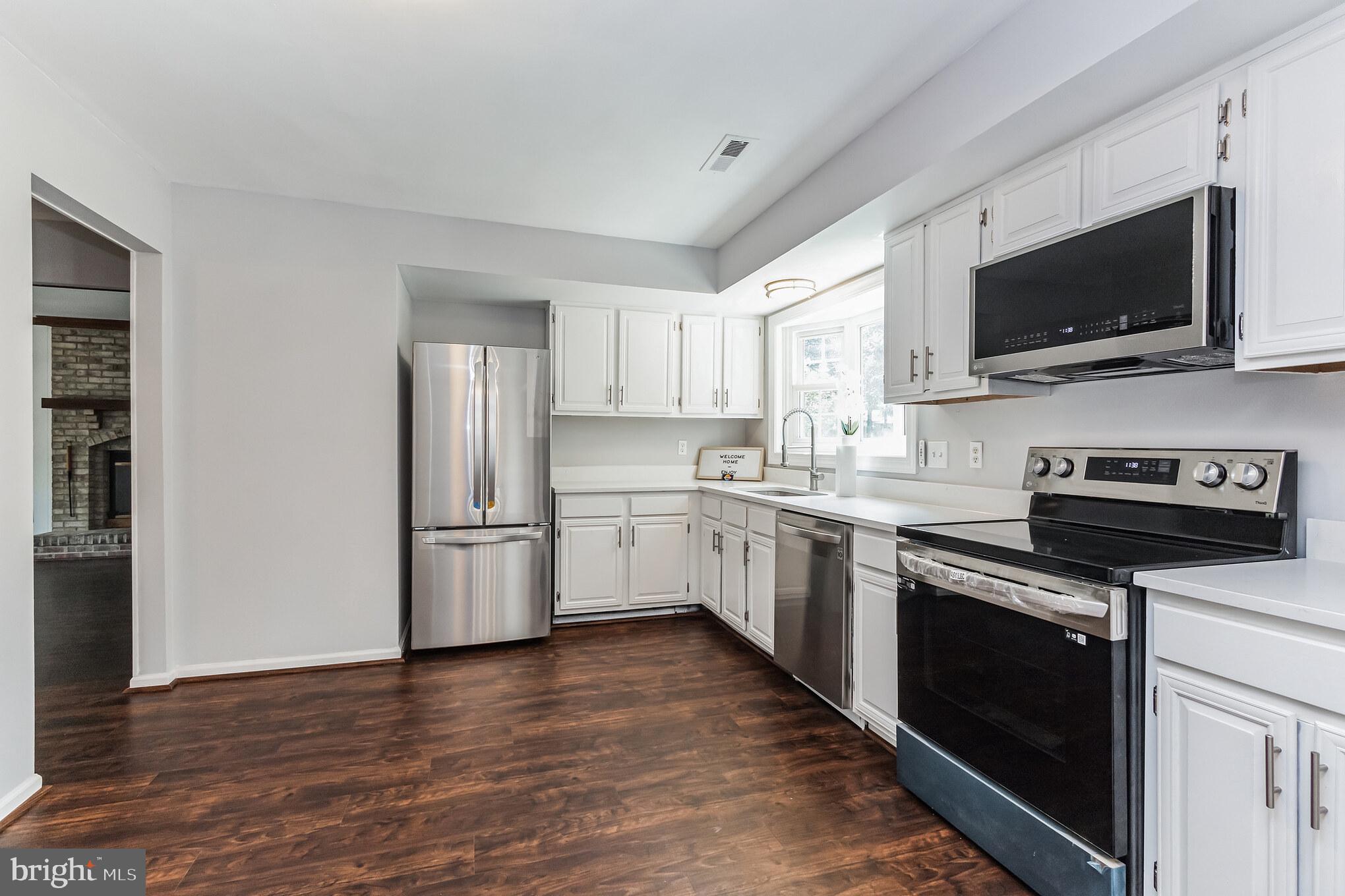 115 Peyton Road Sterling, VA 20165 - Photo 6 of 33 New SS Appliances and Quartz Countertops!