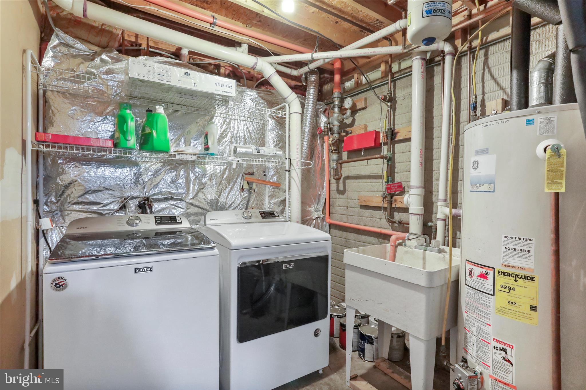 7858 Blue Gray Circle Manassas, VA 20109 - Photo 31 of 38 a utility room with dryer and washer