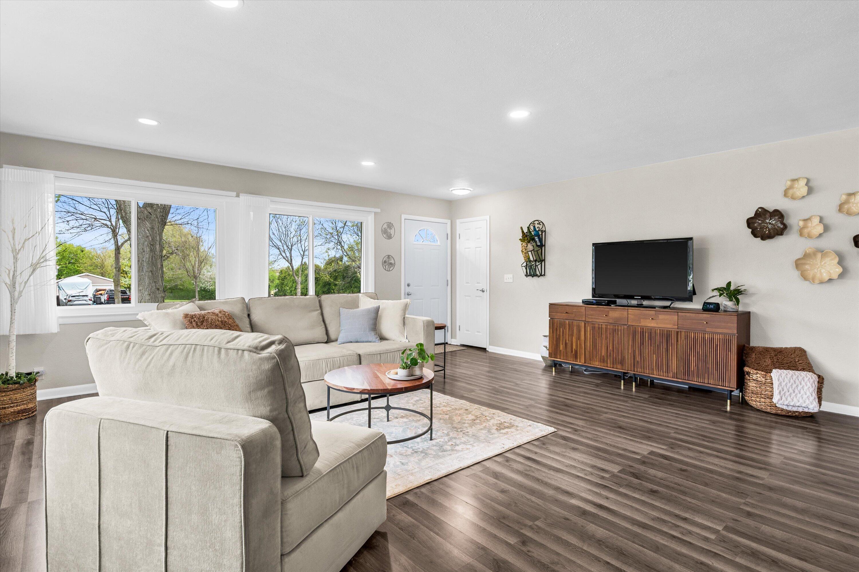 7729 West Cold Spring Road Greenfield, WI 53220 - Photo 11 of 31 Living Room