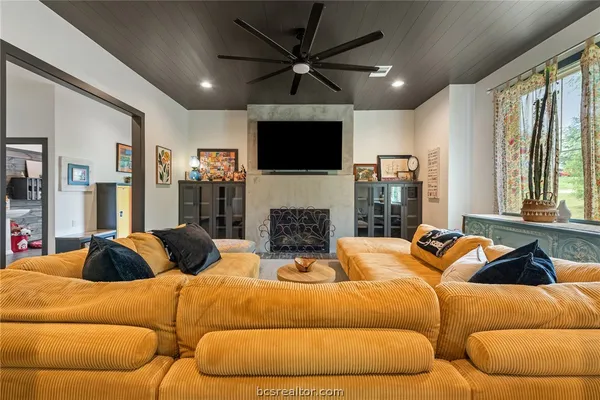 a view of entryway with balcony