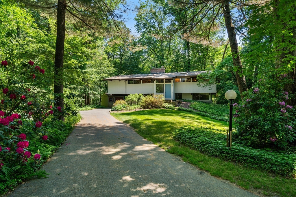 a view of a house with backyard and garden