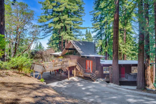 a view of a house with backyard and garden