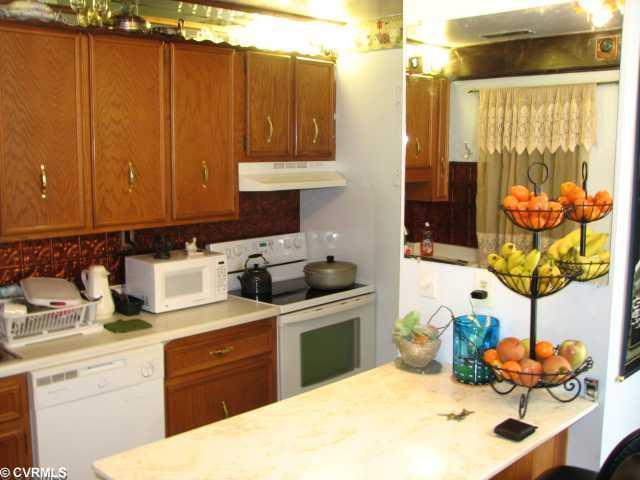 10074 Purcell Road Henrico, VA 23228 - Photo 5 of 12 Kitchen - Very Nice Kitchen Area w/Breakfast Nook - New Appliances!