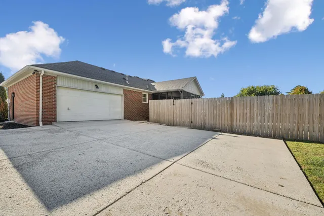 a view of a house with backyard